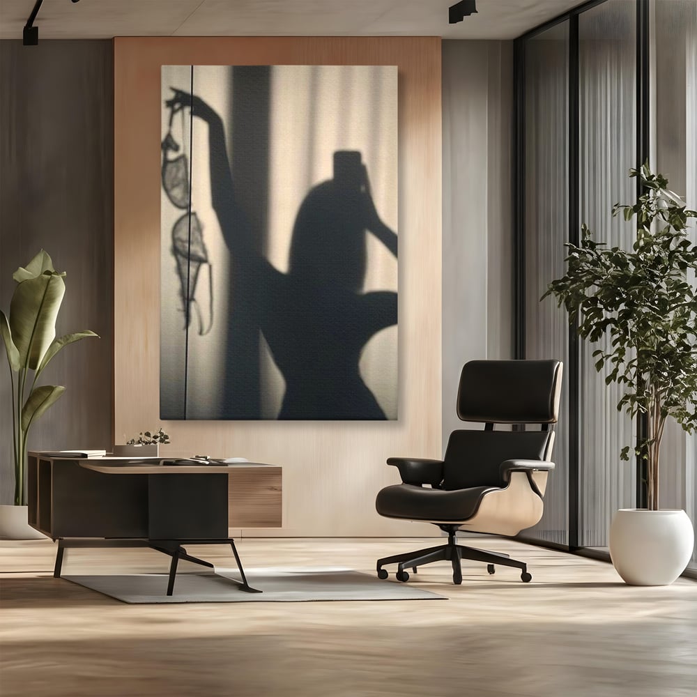 Tablou canvas cu tablou canvas cu silueta si umbra, fara rama, pe sasiu de lemn, pe perete intr-un birou